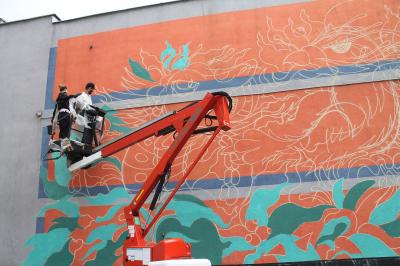Swanski w trakcie realizacji muralu na ścianie DH Wokulski, fot. Justyna Łabądź