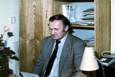 Dyrektor galerii Ryszard Kaczmarek w swoim gabinecie