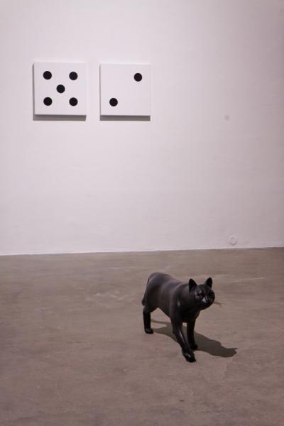 Wernisaż wystawy SZCZĘŚCIE W NIESZCZĘŚCIU, Czarny kot, rzeźba, obrazy z cyklu Lucky Seven, 2 września 2011