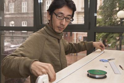 Yasuaki Onishi w trakcie realizacji swojej instalacji