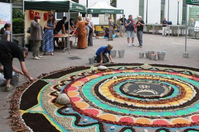 Mandala dla Ziemi tworzona przez członków Klubu Gaja i ochotników, 22 czerwca 2013