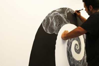Awer tworzy mural na ścianie  sali wystawowej, fot. Krzysztof Morcinek