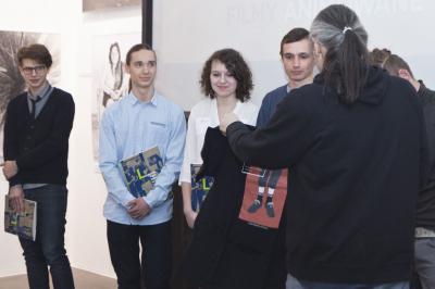 Rozstrzygnięcie konkursu „Filmujemy Bielsko-Białą”, 24 marca 2015, na zdjęciu Przemek Młyńczyk, dyrektor artystyczny festiwalu EUROSHORTS i uczestnicy konkursu_fot_K_Morcinek