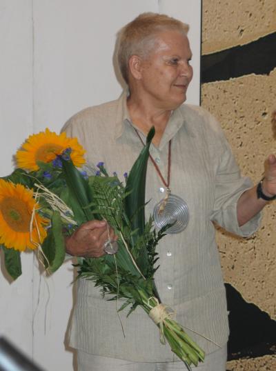 Elżbieta Dzikowska podczas wernisażu wystawy ZIEMIA Z BLISKA, 30 lipca 2009