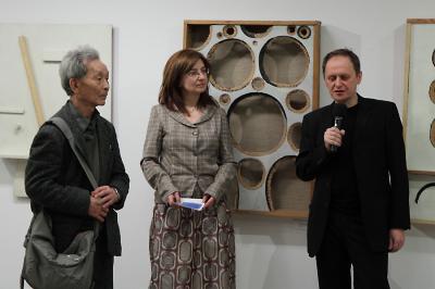 Wernisaż wystawy Kojiego Kamojiego, od lewej: Koji Kamoji, dyrektor galerii Agata Smalcerz, kurator wystawy Krzysztof Morcinek, 5 lutego 2010