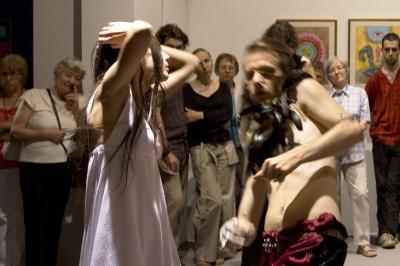 Wernisaż wystawy „Powrót do korzeni”, 22 czerwca 2013, performans w wykonaniu Orryelle Defenestrate-Bascule i Ivany Ranisavljević