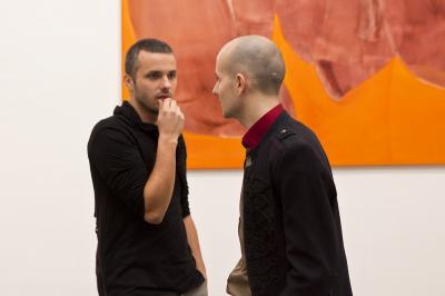 Wernisaż wystawy BIELSKA JESIEŃ 2013, 8 listopada 2013, po prawej Bartosz Kokosiński, laureat wyróżnienia