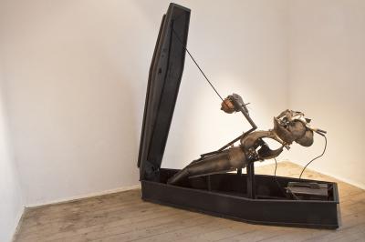 Marek Rogulski, Szach Mat, 1998, Kuta stal i miedź, rzeźba 'podłączona' do spawarki elektrycznej, 220 x 100 cm
