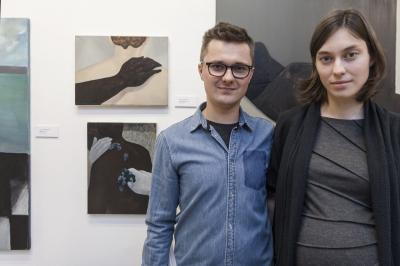 Bartek Górny z żoną Pauliną na tle swojej pracy. Wernisaż 42. Biennale Malarstwa Bielska Jesień 2015