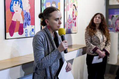Wernisaż wystawy malarstwa Marty Fonferek, 3 lutego 2017, od lewej Marta Fonferek, Agata Smalcerz, dyrektor Galerii Bielskiej BWA