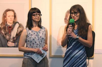 Wernisaż wystawy „Kobiety Mocy”, 21 czerwca 2013, od lewej Agnieszka Żechowska – kuratorka wystawy i Katarzyna Majak – artystka