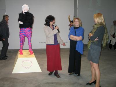 Otwarcie wystawy, od lewej dyrektorka galerii Agata Smalcerz, Małgorzata Malinowska - Kocur, kuratorka wystawy Ewa Gorządek, 15 maja 2009