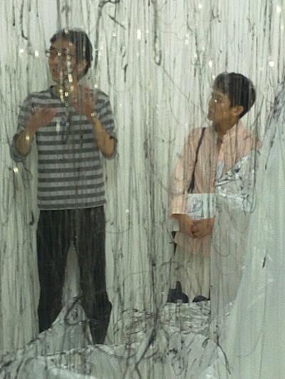 Reverse of volume - instalacja Yasuakiego Onishi w Składzie Solnym w Krakowie, wernisaż wystawy, 8 lipca 2011
