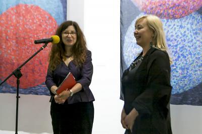 Otwarcie wystawy Dora Hara - Malarstwo nieoznaczoności, 11 maja 2017. Na zdjęciu od lewej Agata Smalcerz - dyrektor Galerii Bielskiej BWA oraz Dora Hara