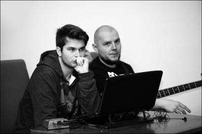 Pokaz „Niemej awangardy” w cyklu „Głośne kino nieme”, na zdjęciu „formacja o”, od lewej Dariusz Machla i Kamil Baran