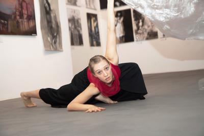 Performans taneczny Soni Egner, autorki filmu MIGRACJE III. Festiwal EUROSHORTS 2014, 25 marca 2014_fot_Marek Jaworek