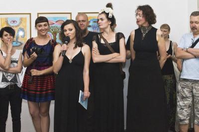 Wernisaż wystawy „Powrót do korzeni”, 22 czerwca 2013, od lewej Izabela Ołdak – kuratorka wystawy i artyści
