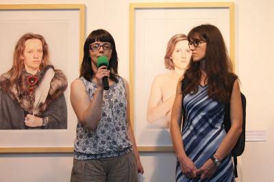 Wernisaż wystawy „Kobiety Mocy”, 21 czerwca 2013, od lewej Agnieszka Żechowska – kuratorka wystawy i Katarzyna Majak – artystka