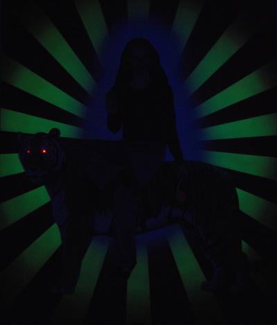 Malwina Rzonca, Autoportret - Durga, 2008, akryl, farba UV i fosforescencyjna, hologramy, diody, płótno,200x170 cm, widok na obraz w ciemnym otoczeniu