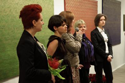 Wernisaż wystaw, od lewej Ewa Fodczuk, Małgorzata Markiewicz, Agata Smalcerz, Małgorzata Borek, Agata Agatowska, 8 marca 2010, fot. K. Morcinek