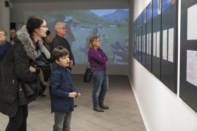 Otwarcie wystawy Sławomira Brzoski - Płynna tożsamość. Przeszłość i przyszłość w rysunkach dzieci reprezentujących zanikające kultury.