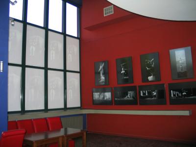 Otwarcie wystawy, z lewej strony wideoprojekcja Jacka Złoczowskiego, z prawej wystawa fotografii Bartosza Lubicz-Gembalskiego