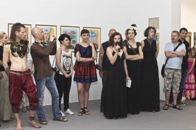 Wernisaż wystawy „Powrót do korzeni”, 22 czerwca 2013, od lewej Izabela Ołdak – kuratorka wystawy i artyści