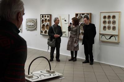 Wernisaż wystawy Kojiego Kamojiego, od lewej: Koji Kamoji, dyrektor galerii Agata Smalcerz, kurator wystawy Krzysztof Morcinek, 5 lutego 2010