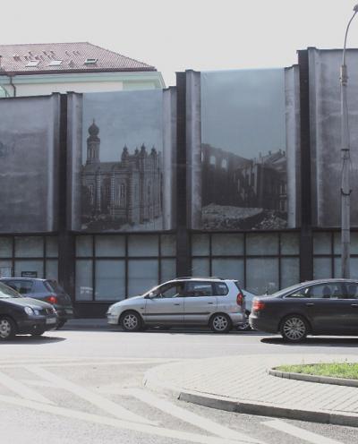 Achiwalne zdjęcia synagogi w Bielsku na fasadzie Galerii Bielskiej BWA, 2009, fot. K. Morcinek