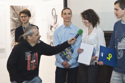 Rozstrzygnięcie konkursu „Filmujemy Bielsko-Białą”, 24 marca 2015, na zdjęciu Przemek Młyńczyk, dyrektor artystyczny festiwalu EUROSHORTS i uczestnicy konkursu_fot_K_Morcinek