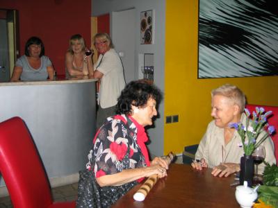 Elżbieta Dzikowska podczas spotkania autorskiego w Galerii Bielskiej BWA, 2008