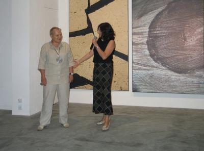 Wernisaż wystawy ZIEMIA Z BLISKA, na zdjęciu Elżbieta Dzikowska i dyrektor galerii Agata Smalcerz, 30 lipca 2009