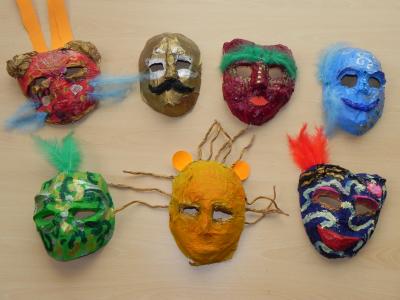 Maski wykonane podczas warsztatów w Galerii Bielskiej BWA