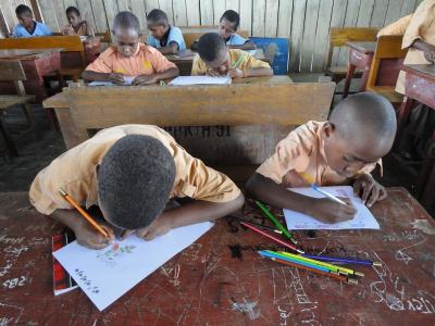 Dzieci w szkole podstawowej w Wamenie (Dolina Baliem, Papua Zachodnia) realizują swoje prace rysunkowe w projekcie „Płynna tożsamość. Przeszłość i przyszłość w rysunkach dzieci reprezentujących zanikające kultury”. Fot. Sławomir Brzoska