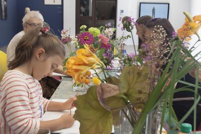 Bogumiła Ciosek prowadzi warsztaty malowania kwiatów, fot. Krzysztof Morcinek