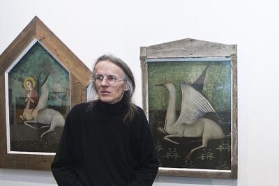 Otwarcie wystawy, Mariusz Mielęcki na tle swoich prac,  fot. K. Morcinek