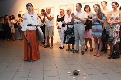 Wernisaż wystawy „Kobiety Mocy”, 21 czerwca 2013, rytuał szamański z bębnem w wykonaniu Beaty Lech