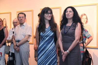 Wernisaż wystawy „Kobiety Mocy”, 21 czerwca 2013, od lewej Katarzyna Majak – artystka i Agata Smalcerz – dyrektor Galerii Bielskiej BWA