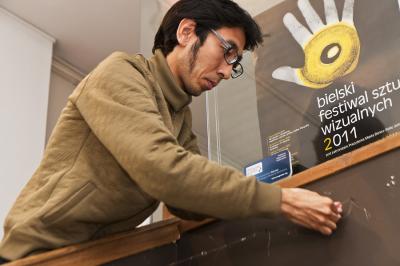 Yasuaki Onishi w trakcie realizacji swojej instalacji