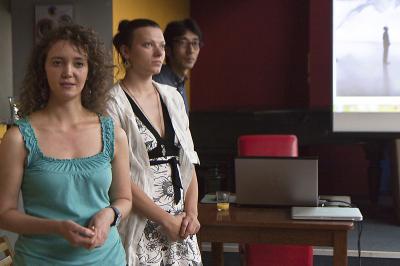 Spotkanie z Yasuakim Onishi, od lewej prowadząca spotkanie Justyna Łabądź, Kuratorka rezydencji Izabela Ołdak, Yasuaki Onishi, 14 lipca 2011