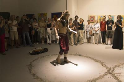 Wernisaż wystawy „Powrót do korzeni”, 22 czerwca 2013, performans w wykonaniu Orryelle Defenestrate-Bascule i Ivany Ranisavljević