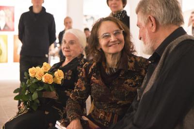 Wernisaż wystawy malarstwa Czesława Wieczorka. Od prawej autor wystawy, Helena Dobranowicz – historyk sztuki, żona artysty (z kwiatami)