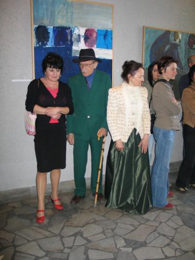 Otwarcie wystawy, od lewej Lidia Sztwiertnia, Alfred Biedrawa, Helena Dobranowicz, 24 kwietnia 2009