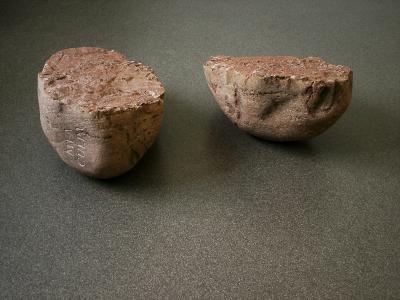 Mea culpa, 2006, rozłupane kamienie (granit, piaskowiec) z inskrypcją