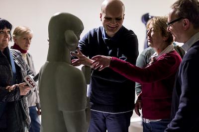 Oprowadzanie dla osób niewidomych i niedowidzących po wystawie Agaty Agatowskiej Dzień na Marsie, fot. Krzysztof Morcinek