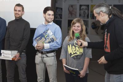 Rozstrzygnięcie konkursu „Filmujemy Bielsko-Białą”, 24 marca 2015, na zdjęciu od prawej dyrektor artystyczny festiwalu EUROSHORTS Przemek Młyńczyk z najmłodszą uczestniczką konkursu Wiktorią Kuś_fot_K_Morcinek
