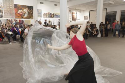 Performans taneczny Soni Egner, autorki filmu MIGRACJE III. Festiwal EUROSHORTS 2014, 25 marca 2014_fot_Justyna Łabądź