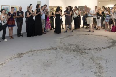 Wernisaż wystawy „Powrót do korzeni”, 22 czerwca 2013, od lewej Izabela Ołdak – kuratorka wystawy i Agata Smalcerz – dyrektor Galerii Bielskiej BWA