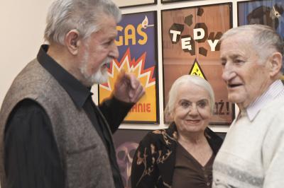 Wernisaż wystawy Hommage à Wiktor Górka (1922–2004). Od lewej Czesław Wieczorek z żoną i Marian Koim, fotografik