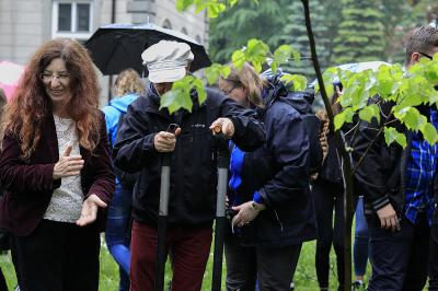 Powitanie drzewa - akcja sadzenia lipy drobnolistnej w ogrodzie przy Willi Sixta, Festiwal EKODZIEŁO